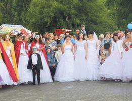 Парад невест: мокрые, но счастливые